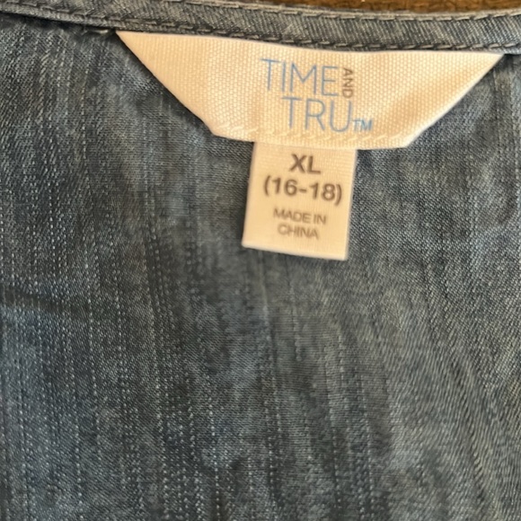 SLEEVELESS V-NECK TENCEL DENIM TOP - Picture 5 of 6